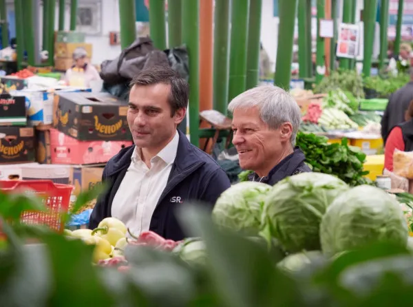 Dacian Cioloş, agent electoral pentru Allen Coliban. Au plecat cu caş, roşii, castraveţi, din Piaţa Dacia