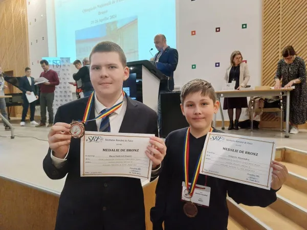 Ei sunt olimpicii de la „Info”! Trei medalii pentru Braşov de la Olimpiada Naţională de Matematică şi Informatică