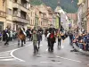 Braşovul s-a bucurat de Parada Junilor. Zeci de mii oameni au răspuns cu „Adevărat a Înviat!” salutului junilor: „Hristos a Înviat!”