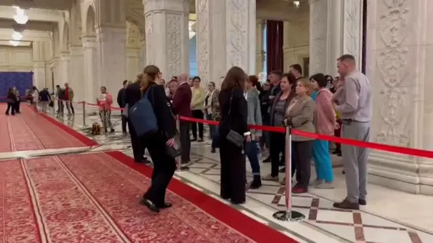 Cum vrea Guvernul să crească salariile bugetarilor cu 10%, în 2024. Sindicatele refuză şi cer 20%