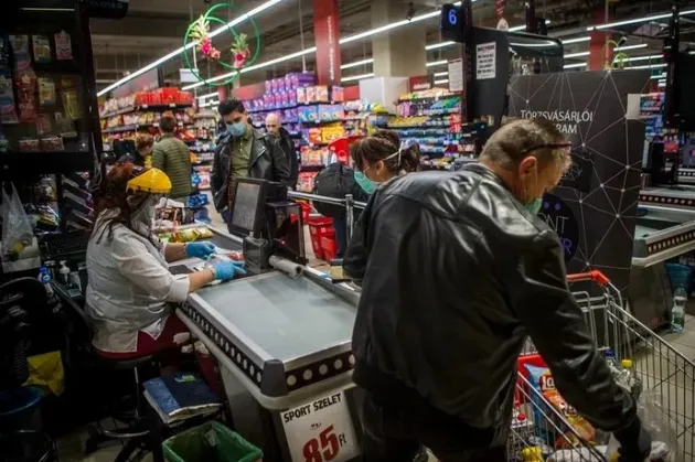 7 din 10 români se simt copleşiţi de prea multe opţiuni în decizia de cumpărare