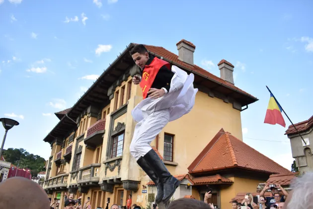 Zeci de braşoveni au participat la „Aruncatu-n ţol” din Piaţa Unirii. Unii dintre ei s-au încumetat să arunce buzduganul