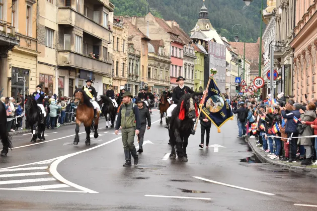 Braşovul s-a bucurat de Parada Junilor. Zeci de mii oameni au răspuns cu „Adevărat a Înviat!” salutului junilor: „Hristos a Înviat!”