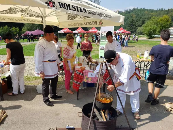Invitaţie pe Promenada Sissi, la Râşnov. Maial şi concursul „Zup”-ului, ciorba specială a locului