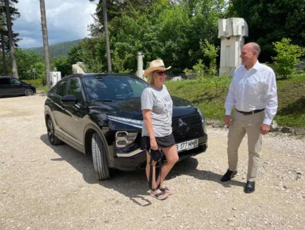 Au văzut Universul, vin să vadă şi Braşovul. Doi astronauţi au primit un Mitsubishi ca să se plimbe prin Transilvania. Au pus pe traseu Râşnov, Bran, Prejmer