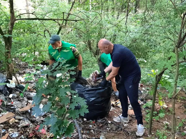 Au părăsit biroul şi au luat sacul în spate 