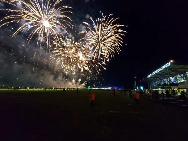 11 companii, 24 de destinaţii: Un an cu aeroport la Braşov, sărbătorit, dar nu cu mare fast