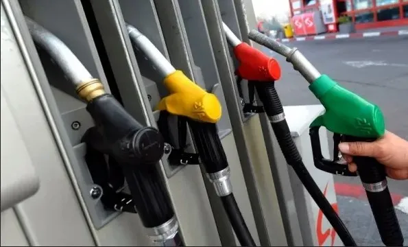 Carburanţii se scumpesc din iulie: 380 de lei pe un plin de benzină