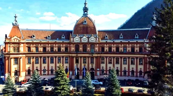 Rezultate finale pentru Consiliul Judeţean Braşov: PNL – 11+1 mandate, PSD – 8 mandate, USR – 8 mandate, AUR – 4 mandate, UDMR – 3 mandate