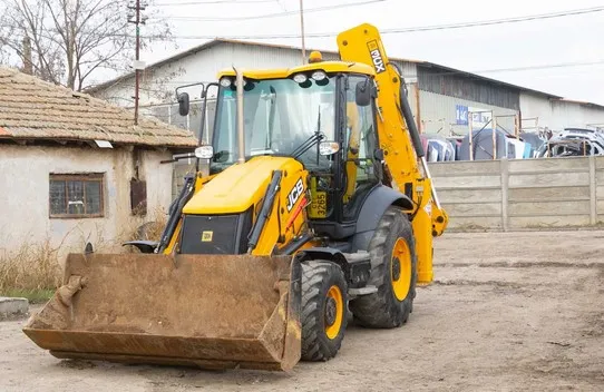 Cu buldo-excavatorul în gard