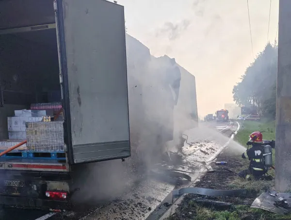 Un „TIR” a luat foc pe DN1
