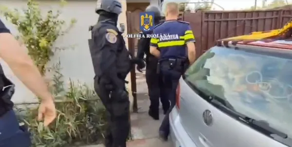 „Smishing” la Braşov: 58 de escroci ridicaţi de acasă. Clienţii mai multor bănci, afectaţi