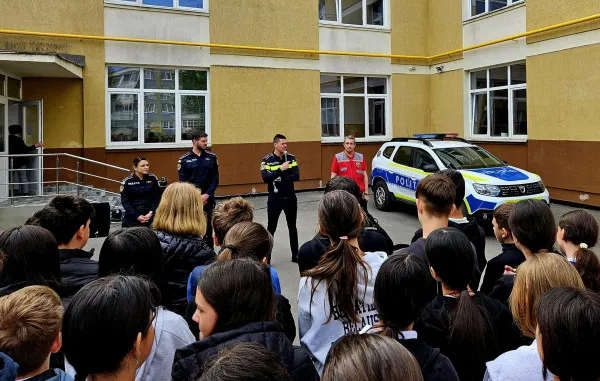 Poliția, lecții prin școli: cum trebuie îngrijit un animal. Polițistul „Meda”, dat exemplu