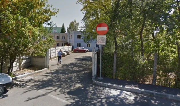 Au chemat Poliţia şi au dat-o afară. Dădea şi el, lovea şi ea, până la urmă s-au unit împotriva agenţilor