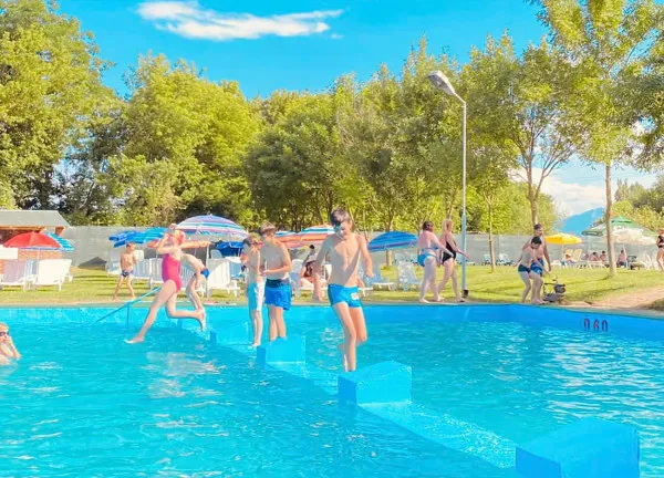 De sâmbătă, 2 ştranduri: 50 lei – la Hălchiu, 100 lei – la Braşov