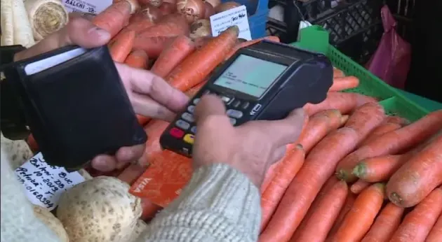 Comercianţii, obligaţi să accepte plata cu cardul