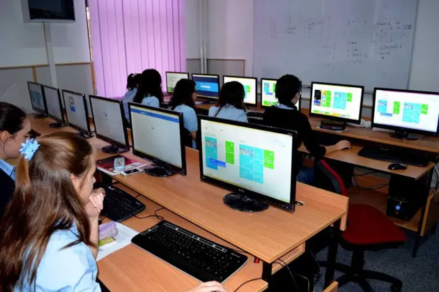 Liceele profesionale şi tehnice, un nou apel cu bani din PNRR pentru dotarea laboratoarelor de informatică şi atelierelor de practică