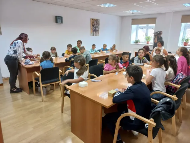 Au împâslit cu acul: zâne, îngeraşi, cavaleri