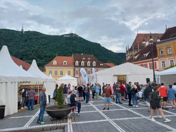 Sărbătoare a cărţii în Piaţa Sfatului, de azi până duminică. Începe Gaudeamus Radio România
