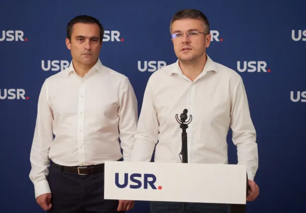 Liderii USR Brașov: „Ne asumăm misiunea să apărăm Brașovul și să construim rezistența alături de societatea civilă, având zero încredere în capacitatea PNL-PSD să guverneze la nivel local și județean”