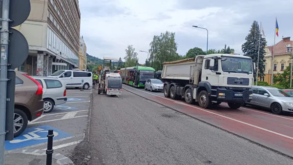 „Calea Verde” şi proiectantul leneş. Benzile dedicate autobuzelor iscă controverse între primari
