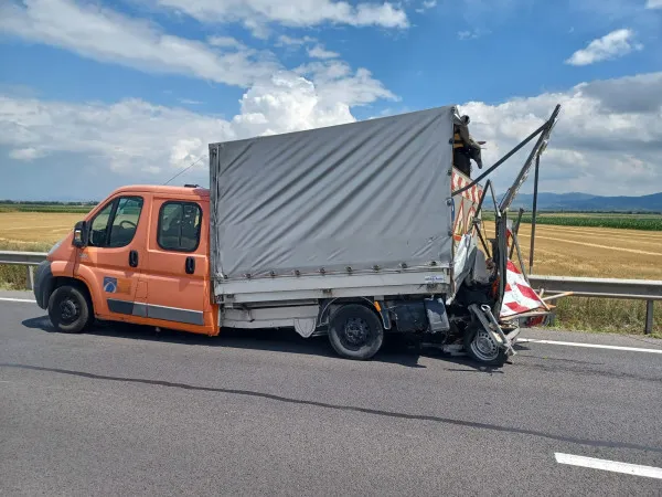 Împinşi 200 de metri de un TIR!