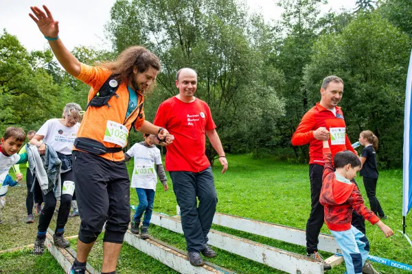 „Calc pe urmele tale”. Braşovenii, invitaţi la o drumeţie spre Vârful Postăvaru cu persoane nevăzătoare