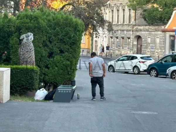 „Mă piș pe ea civilizație”. Spectacolul nesimțirii, la Teatrul Dramatic: decibeli, bere și urină