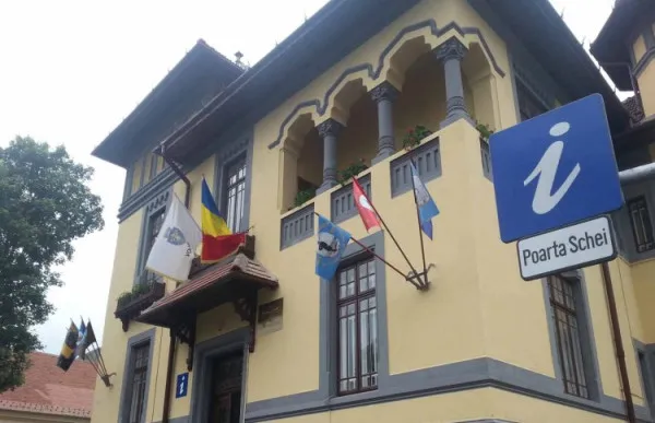 Jardiniere fără flori la Casa Junilor