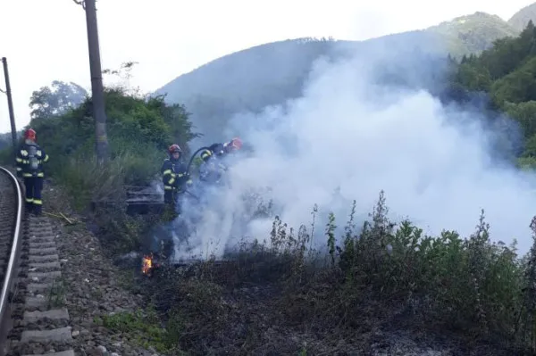 Traficul feroviar, oprit de două ori pe Magistrala 300: avarie de şantier pe Braşov – Sighişoara, incendiu pe Braşov – Bucureşti