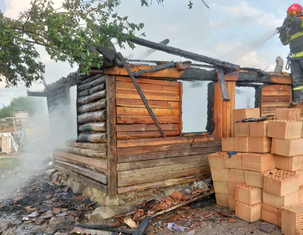 O casă de lemn a luat foc la Mercheaşa