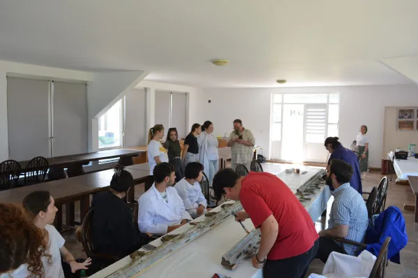 Studenţii de la Sibiu fac practică la Mânăstirea de la Sâmbăta. Vor reface aici iconostasul bisericii din Feldioara