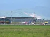 Reparaţii de peste 200.000 de lei, la pista Aeroportului Internaţional Braşov – Ghimbav. Lucrările la un metru pătrat de cale de rulare costă 17.850 de lei 