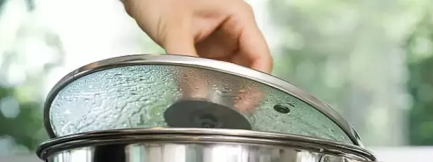 Cea mai simplă metodă să cureţi grăsimea de pe capace