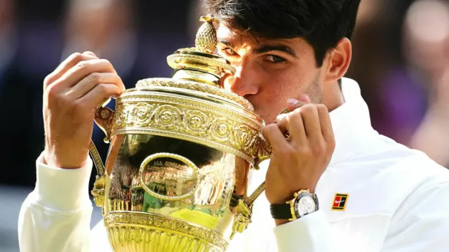 Carlos Alcaraz a câştigat pentru a doua oară consecutiv turneul de la Wimbledon