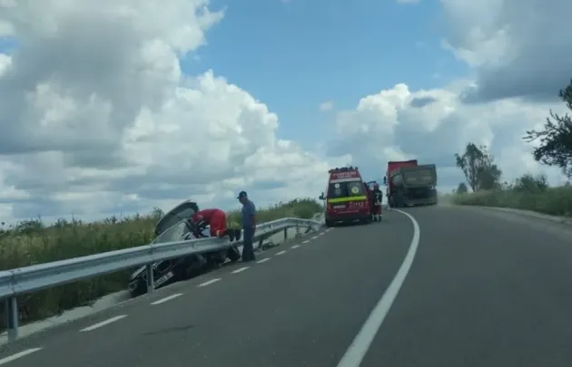 Autoturism răsturnat între Mărgineni şi Bucium