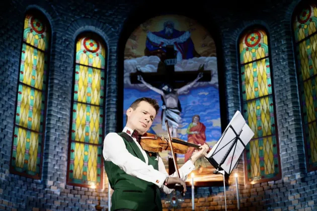 Cu un Stradivarius, 6 suite de Bach în Biserica Neagră