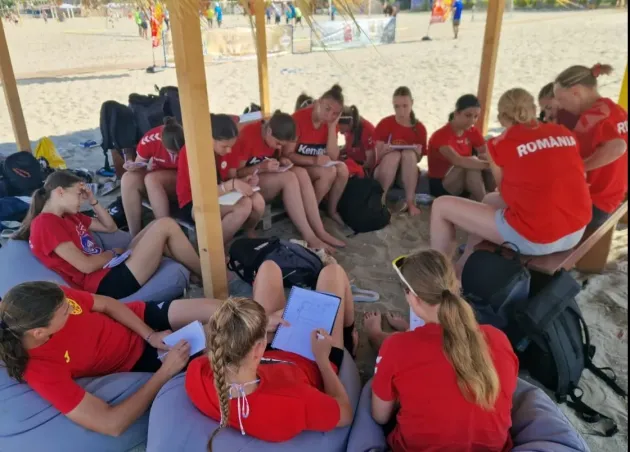 Antrenate de o braşoveancă, fetele din echipa României concurează la Europenele de handbal pe plajă, la Varna