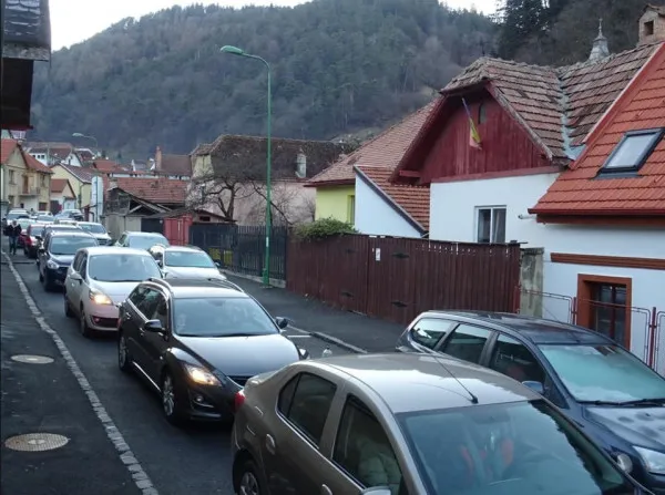 Aprobată, ca să nu fie aplicată: „Bariera pe Schei” e acum „Parcăm sub Schei”
