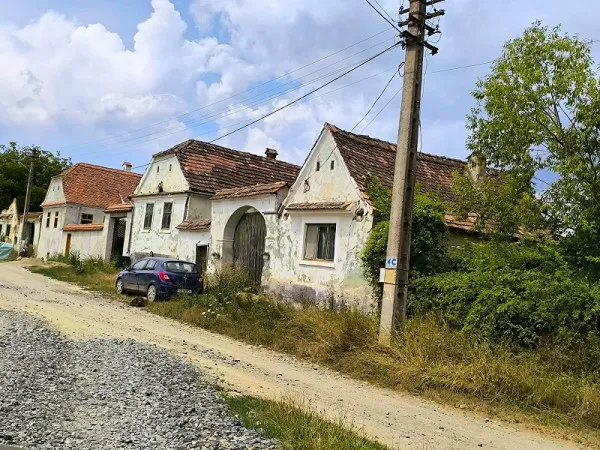 Satul cu 3 locuitori permanenţi. ,,Am vândut 10 case, am investit banii în crâşmă!”