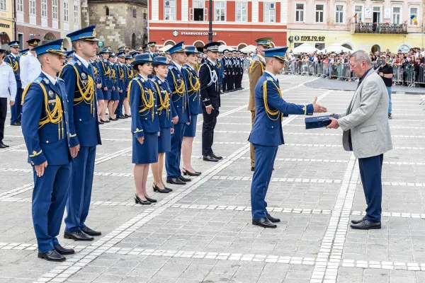 „Ţintiţi cât mai sus!” Mesajul şefului de promoţie de la Academia de Aviaţie Braşov „tuturor celor mai mici”