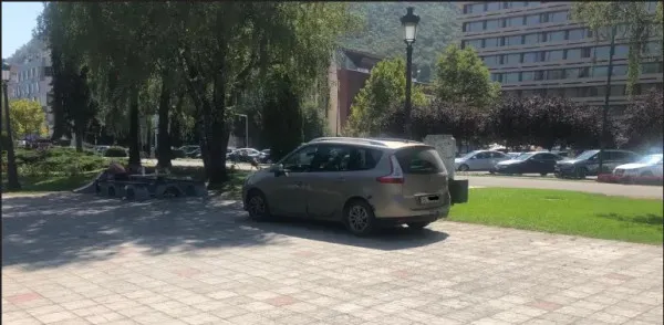 Prioritate „de Iaşi”: Fără nici o jenă, a intrat cu maşina în Parcul Central din Braşov