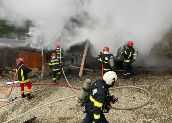 Incendiu la o cabană din Lisa: în interior erau butelii de gaz care puteau exploda oricând
