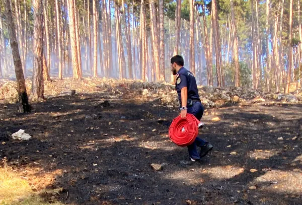 Şi pompieri dacă e nevoie. Poliţia de la Braşov îi felicită pe doi agenţI de la Râşnov care au arătat că „atunci când este nevoie, nu există obstacole prea mari”