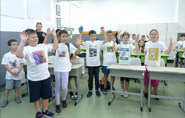 „A fost ceva parcă venit din viitor”. 100 de copii din Hărman şi Podu Olt, încântaţi de şcoala din vacanţă