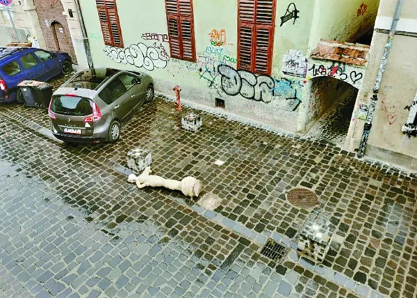 Fără „Doamna Sforii” în Braşov. Le  indica turiştilor drumul către celebra stradă dar a fost, din nou, vandalizată şi va fi înlocuită cu… un cub de piatră