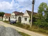 Satul cu 3 locuitori permanenţi. ,,Am vândut 10 case, am investit banii în crâşmă!”