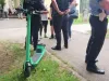 O franțuzoaică prin Brașov: beată criță, pe trotinetă