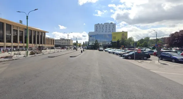 Zona din faţa Gării Braşov, de două luni pe „legea străzii”