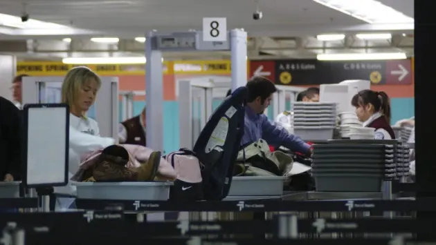 Reguli mai aspre de la 1 septembrie pentru transportul lichidelor în bagajele de mână pe aeroporturile din UE